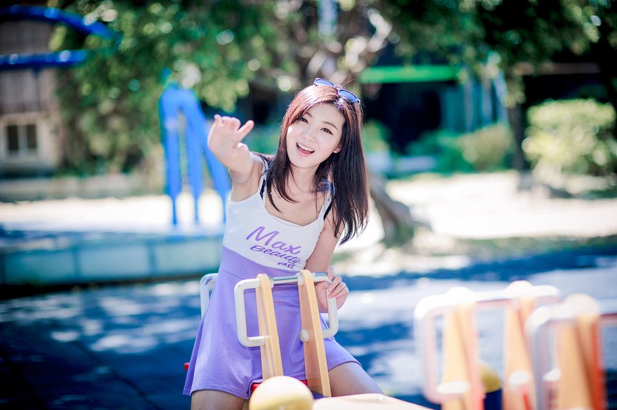 在伏德愕然的目光里，从江夏四周隐秘处，一艘艘快船迅速出现，密密麻麻的汇聚了一片，一眼望去，整个江面都被大小不一的船只铺满，浩浩荡荡。